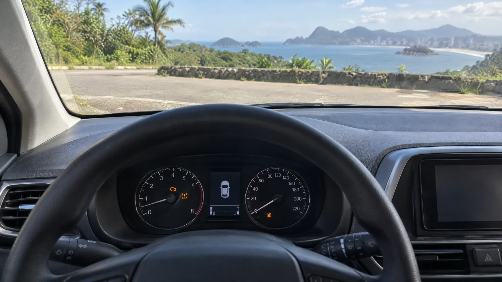 Luzes de advertência acesas no painel de um carro, exemplo do que pode ser relatado ao pedir atendimento